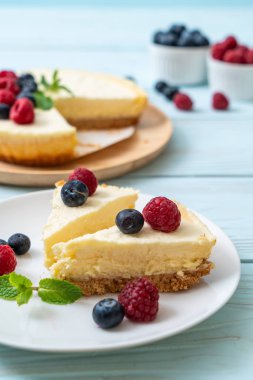 Ev yapımı cheesecake taze ahududu ve yaban mersini ile