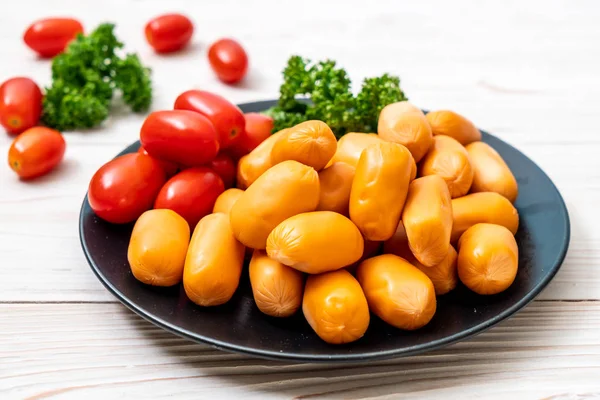 domuz eti kokteyl sosisi plaka üzerinde