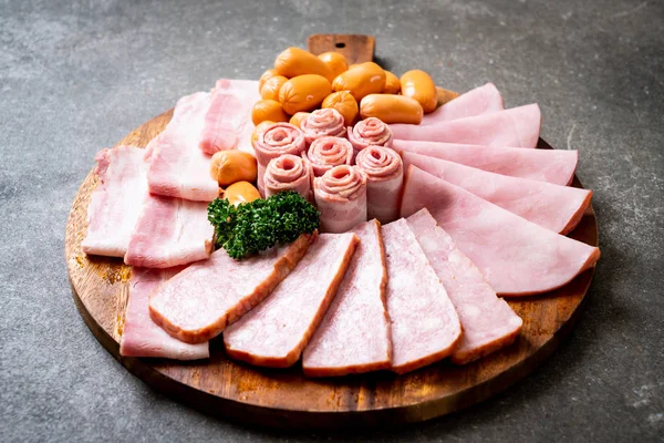 pastırma, sosis, jambon füme ve barbekü pastırma ahşap tahta üzerinde