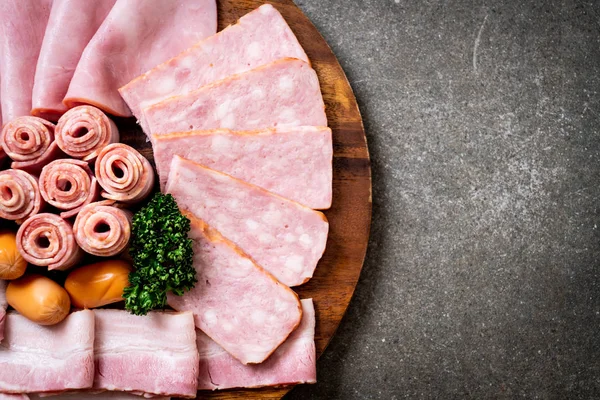 pastırma, sosis, jambon füme ve barbekü pastırma ahşap tahta üzerinde