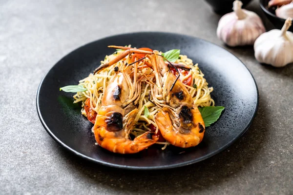 ızgara karides ve domates - İtalyan Füzyon gıda tarzı ile tavada kızartılmış spagetti