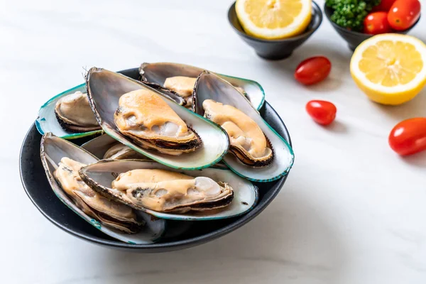 üzerinde siyah kase taze midye