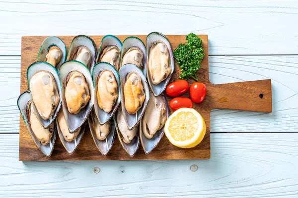 malzemelerle ahşap tahta üzerinde taze midye