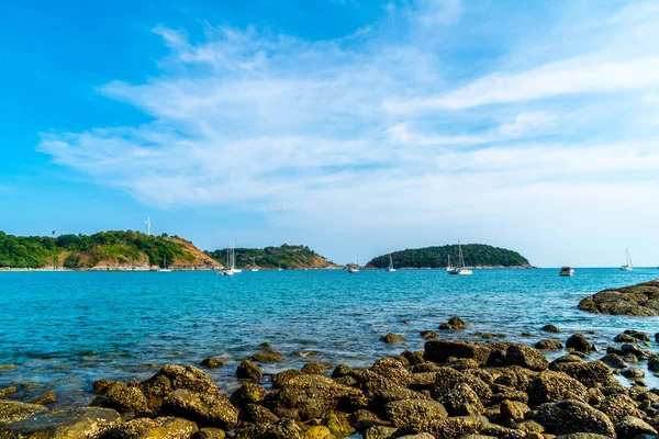 Güzel tropikal plaj ve deniz - tatil tatil kavramı