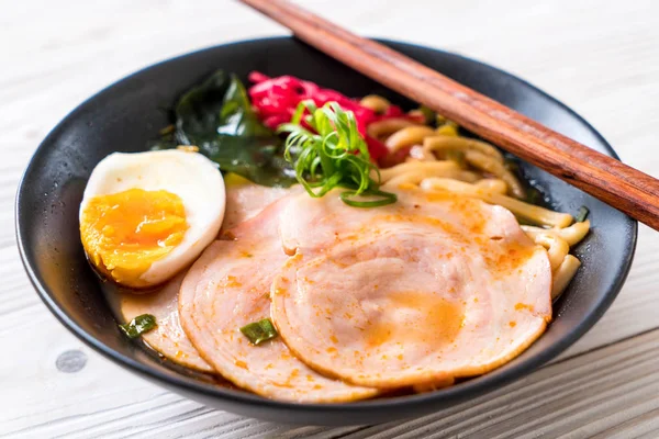 Baharatlı miso udon ramen noodle ile domuz eti - Japon gıda tarzı