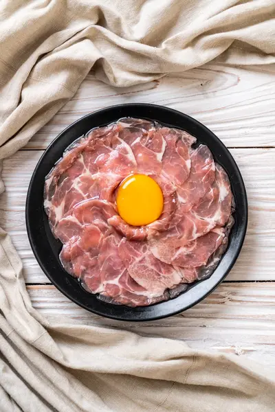 taze dilimlenmiş domuz ham yumurta pişirme veya shabu shabu ve sukiyaki yapma ile
