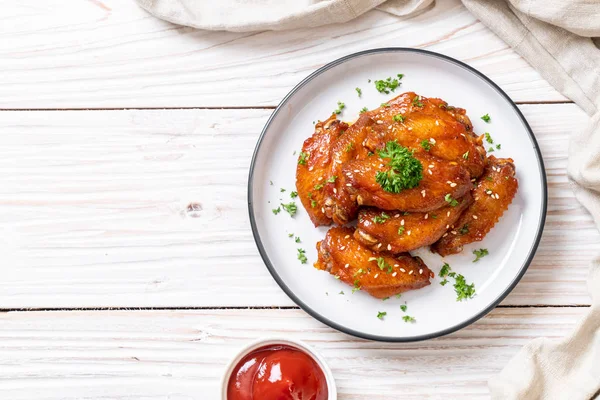 Beyaz susamlı ızgara tavuk kanadı.