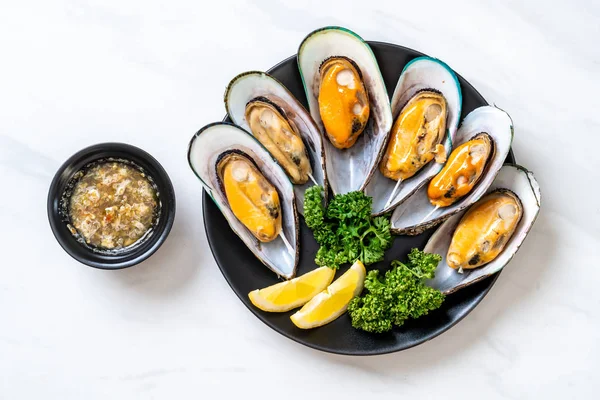 deniz ürünleri midye maydanoz ve limon ile