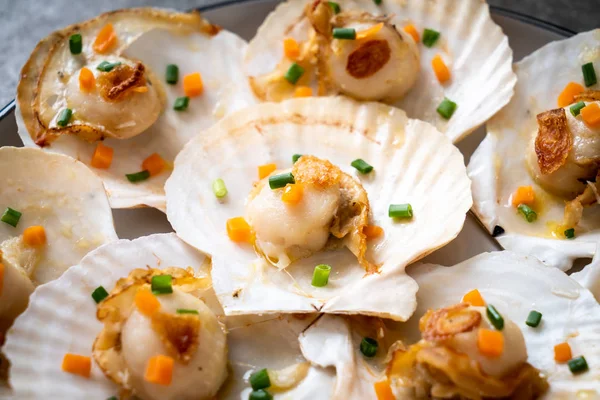 Kızarmış deniz tarağı, tereyağı ve sarımsak.