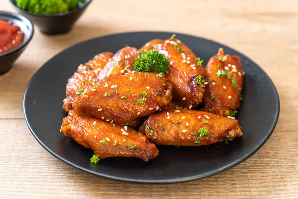 Beyaz susamlı ızgara tavuk kanadı.