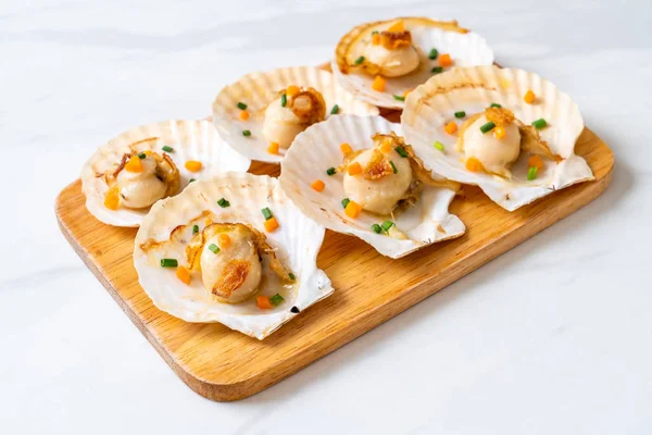 Kızarmış deniz tarağı, tereyağı ve sarımsak.