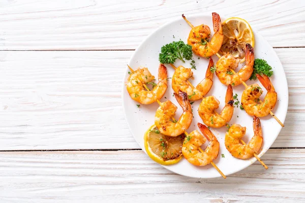 Limon - deniz ürünleri tarzı ile ızgara kaplan karides şiş