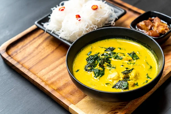 Tay çorbası ile Yengeç ve Hindistan cevizi sütü - Tay gıda tarzı köri