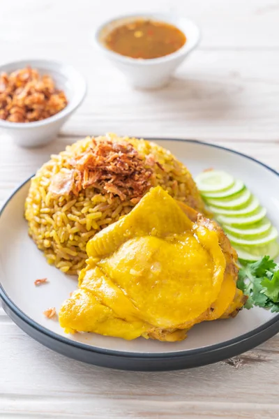 Tavuk - Müslüman gıda tarzı ile Müslüman sarı pirinç