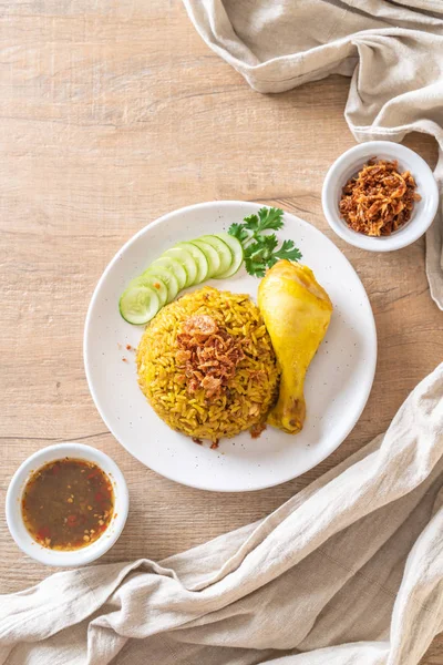 Tavuk - Müslüman gıda tarzı ile Müslüman sarı pirinç