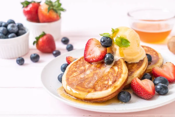 Yabanmersinli gözleme, çilek, bal ve vanilyalı dondurma.