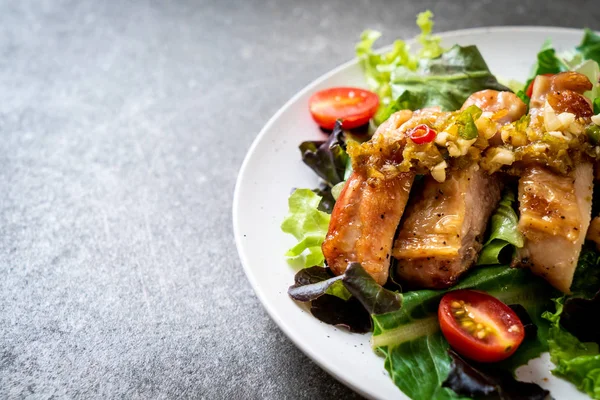 ızgara tavuk salata sebze - sağlıklı gıda tarzı ile