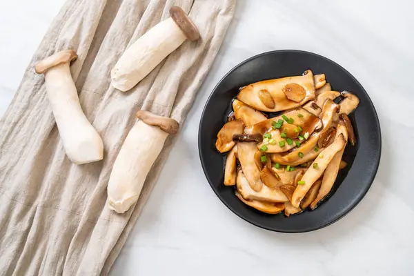 İstiridye soslu kızarmış kral istiridye mantarı. Sağlıklı, vejetaryen ya da vejetaryen yemek tarzı.