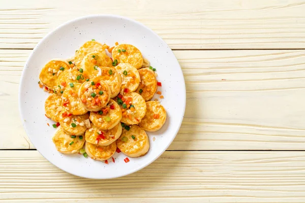 Sahanda yumurta yumuşak tofu sarımsak - sağlıklı, vegan ve sebze gıda tarzı