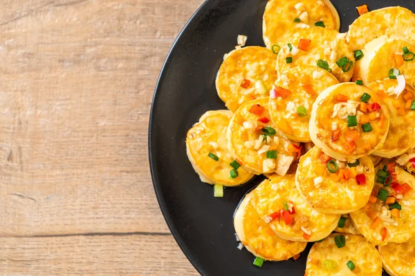 Sahanda yumurta yumuşak tofu sarımsak - sağlıklı, vegan ve sebze gıda tarzı