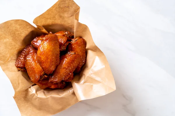 Barbekü tavuk kanadı sosu ile