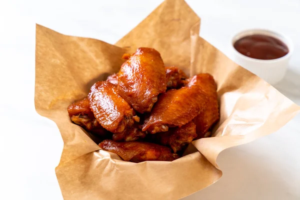 Barbekü tavuk kanadı sosu ile