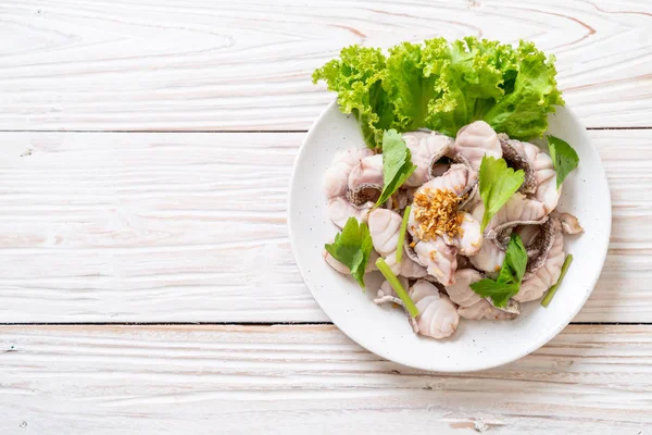 Soslu ve sebzeli haşlanmış balık sosu.