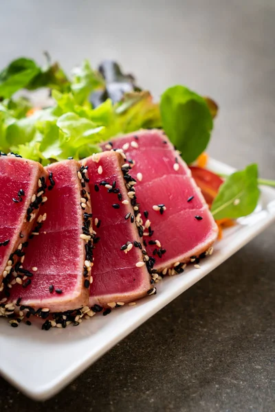 Taze ton balığı ve sebze salatası. Sağlıklı yemek.