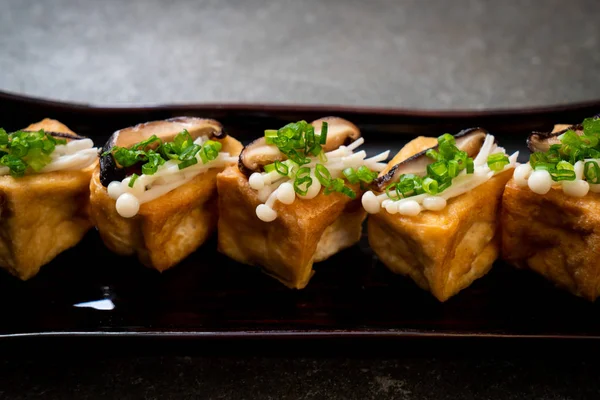 Shitake Mantarlı ızgara Tofu ve Altın İğne Mantarı - sağlıklı, vejetaryen veya vejetaryen yemek tarzı