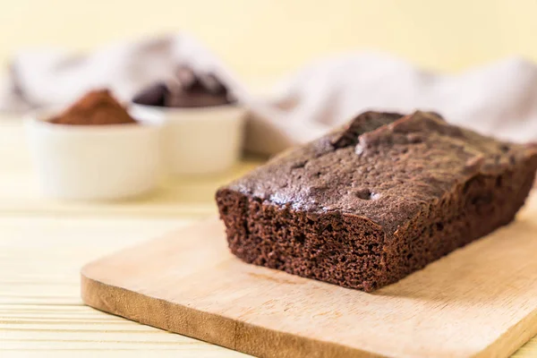 ahşap zemin üzerine çikolatalı browni kek