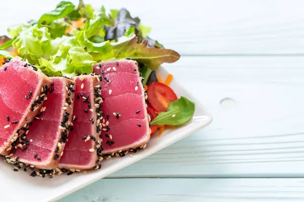 Taze ton balığı ve sebze salatası. Sağlıklı yemek.