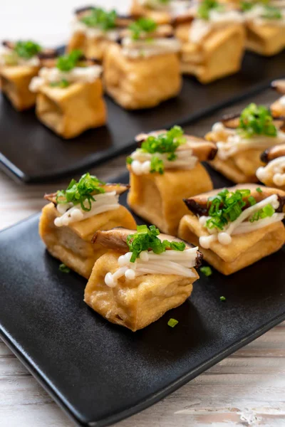 Shitake Mantarlı ızgara Tofu ve Altın İğne Mantarı - sağlıklı, vejetaryen veya vejetaryen yemek tarzı