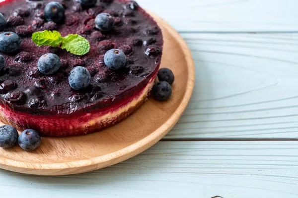 Ahşap arka planda ev yapımı yaban mersinli kek.