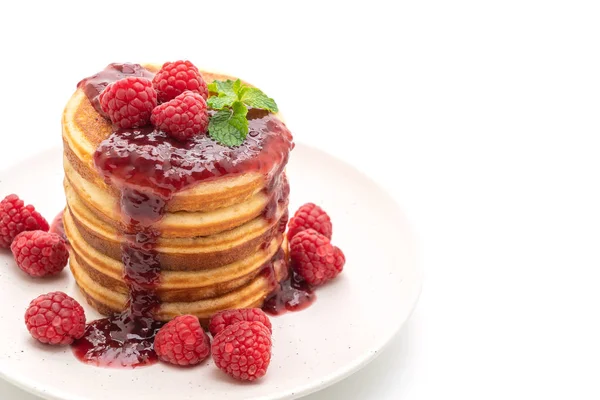 Taze ahududu ve beyaz arka plan üzerinde izole frambuaz sos ile gözleme