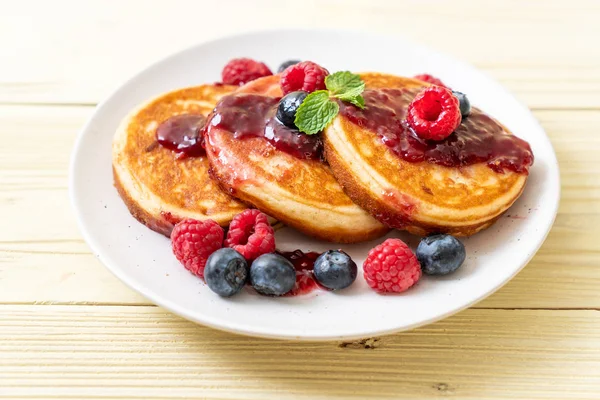 Taze ahududu ve yabanmersinli gözleme.