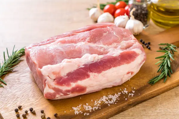 taze domuz ham filetosu ahşap tahta üzerinde