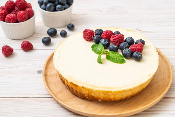 Ev yapımı cheesecake taze ahududu ve yaban mersini ile