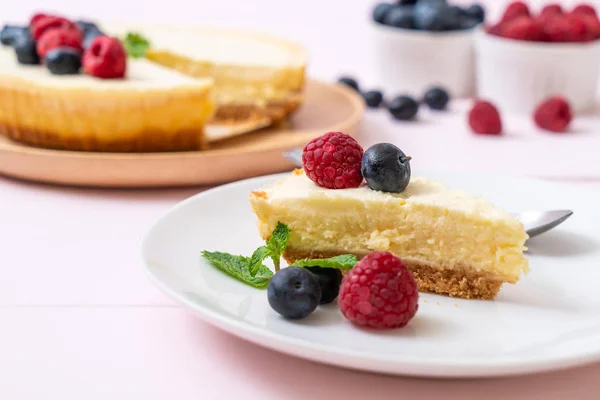 Tarta Queso Casera Con Frambuesas Frescas Arándanos —  Fotos de Stock