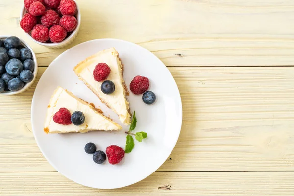 Ev yapımı cheesecake taze ahududu ve yaban mersini ile