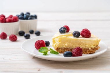 Ev yapımı cheesecake taze ahududu ve yaban mersini ile