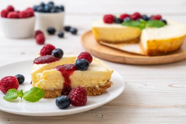 Ev yapımı cheesecake taze ahududu ve yaban mersini ile