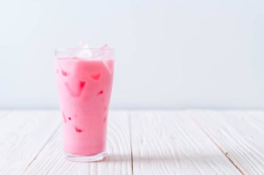 pembe çilek milkshake ahşap üzerine