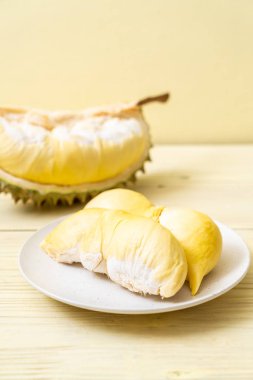 Ahşap zemin üzerinde taze Durian meyvesi