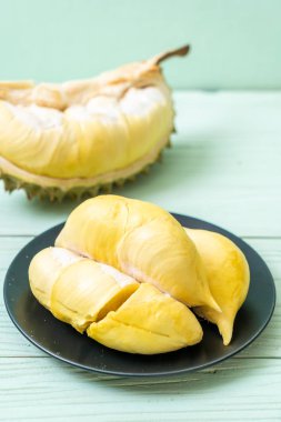 Ahşap zemin üzerinde taze Durian meyvesi