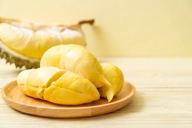 Ahşap zemin üzerinde taze Durian meyvesi