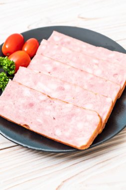 dilimlenmiş taze çiğ pastırma Barbekü