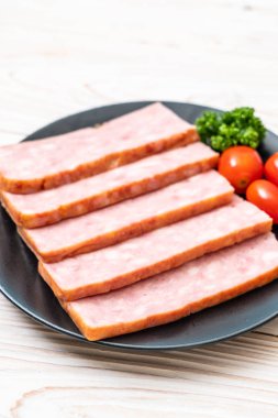 dilimlenmiş taze çiğ pastırma Barbekü