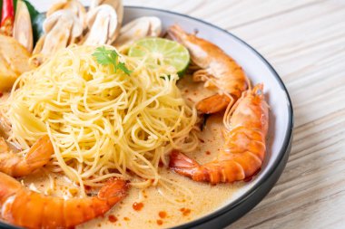 Baharatlı karides spagetti makarna (Tom Yum Goong) - İtalyan Füzyon gıda tarzı