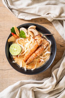 Baharatlı karides udon ramen noodle (Tom Yum Goong) - Japon füzyon gıda tarzı