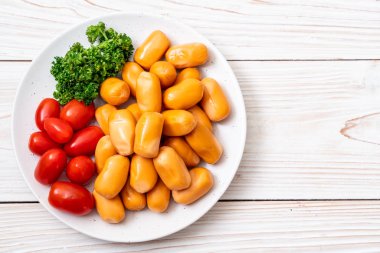 domuz eti kokteyl sosisi plaka üzerinde